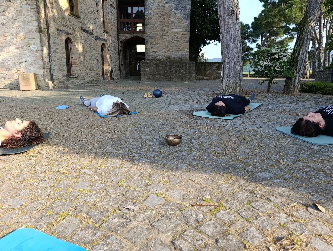 Chiara in meditazione nella natura